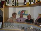 Jetzt LAbsal fr Krper und Geist: Hermann mit Inge und Anneliese an der Bar